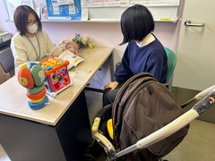 お子様連れでもゆっくり相談できる面接室の様子(写真)